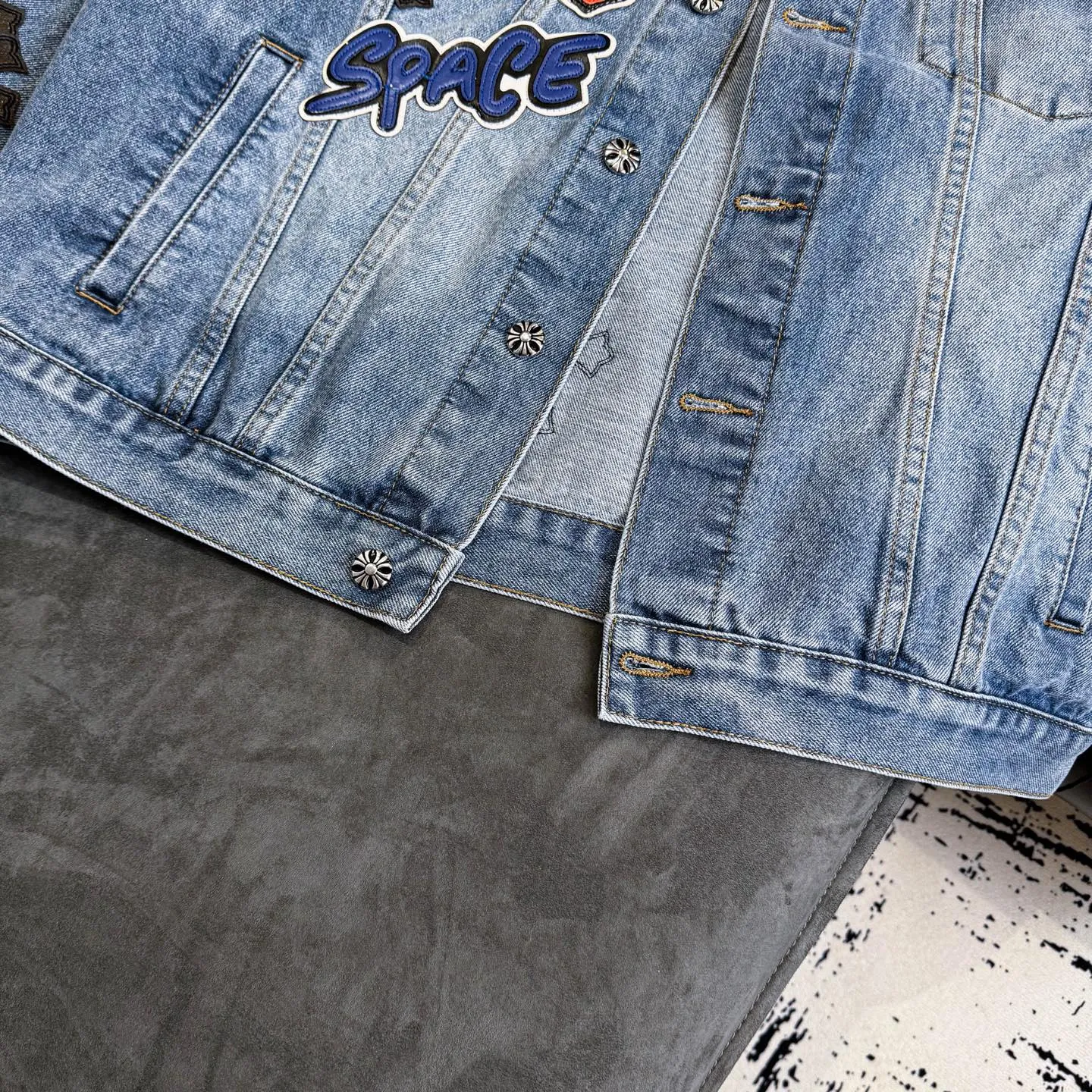 P350 ChromeHearts/Cro Hearts Cartoon Letter Chapter Cross Piece Leather Denim Jacket If you are obsessed with ChromeHearts, you can check it out. The same style for celebrities. Chrome Hearts is a very representative shirt jacket. The upper body of both men and women is really amazing, and it is also the same style as Yu Shuxin Angelababy! Recommended loose style for girls, super sweet! As soon as you go out, you will turn heads‼ ️This jacket is really eye-catching (the same style of pants is available) Color: light blue Size: S M L XL